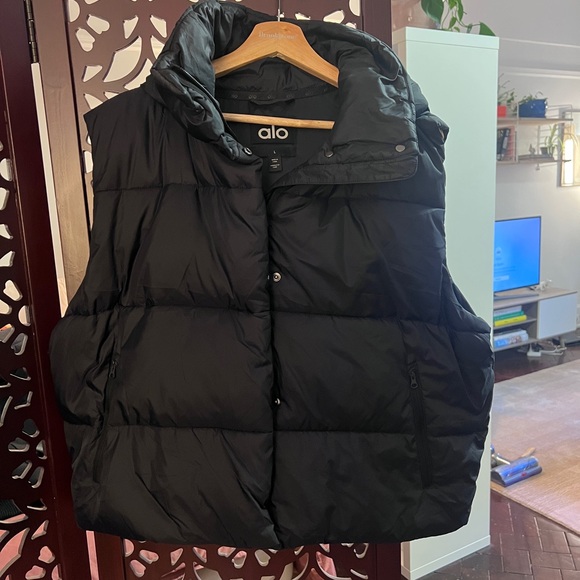 ALO Gold Line Black Puffer Vest - Picture 7 of 8